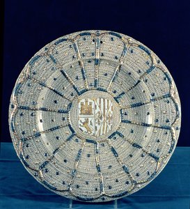 طبق مانيسيس ، يحمل ذراعي فرديناند أراغون وإيزابيلا قشتالة ، 1496